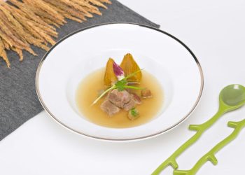 Artichoke stewed pork leg