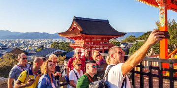 Vietnamese vacationers to Japan profit from weak yen