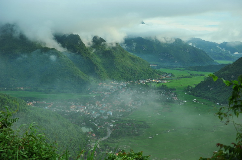 This is a very green and peaceful valley, usually covered with beautiful clouds in the morning