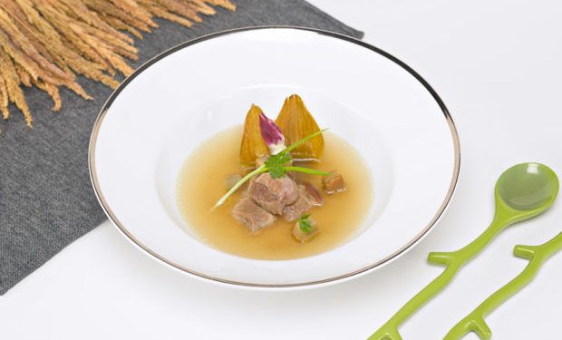 Artichoke stewed pork leg