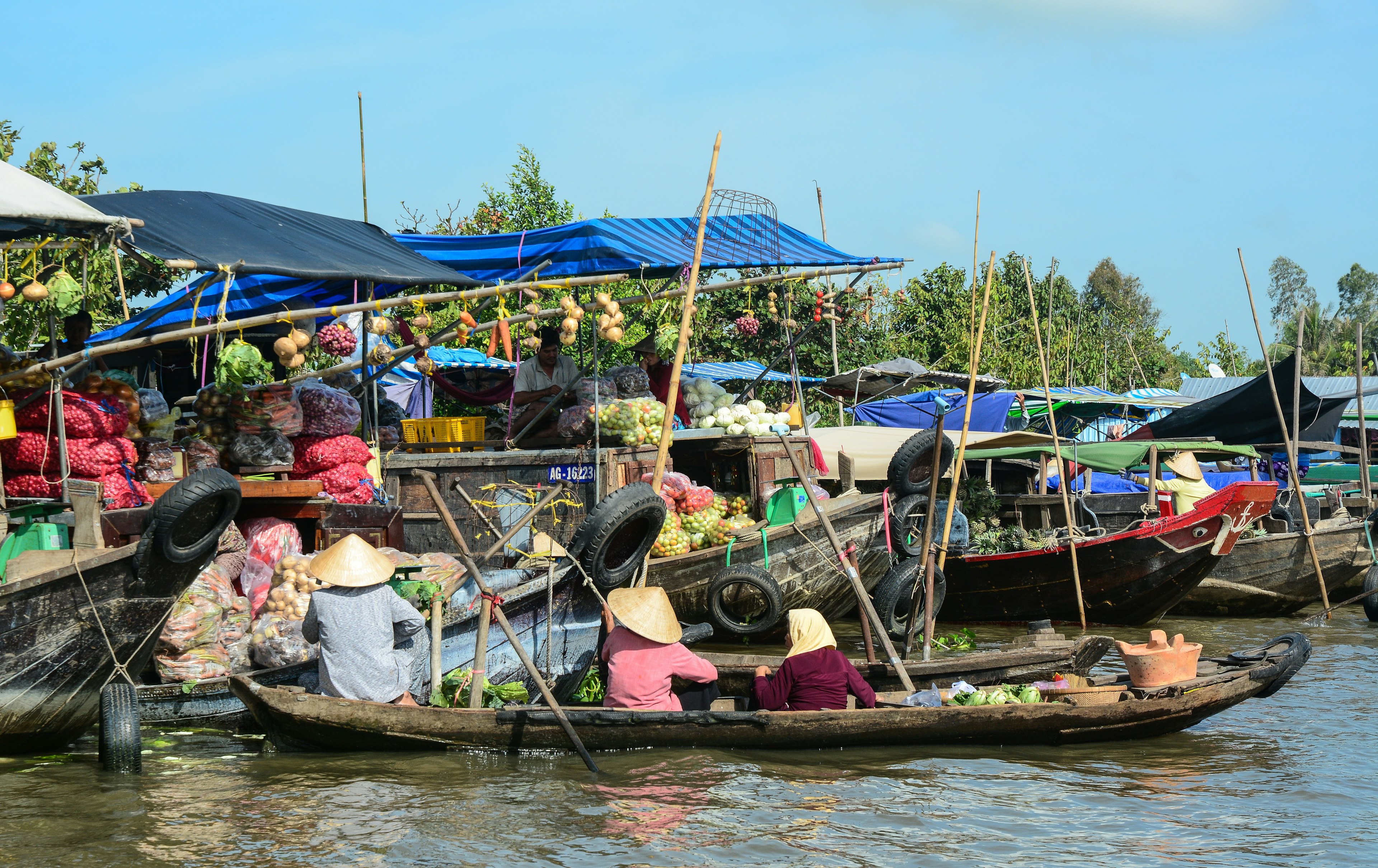 Traders at Can Tho floating market